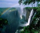 Водопад Виктория на реке Замбези на границе Замбии и Зимбабве